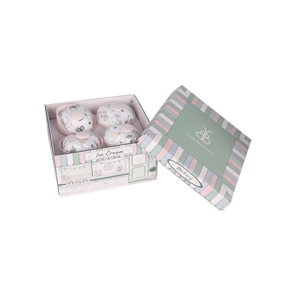 Blaue, individuell gestaltete, mit glänzenden Blumen dekorierte Geschenkbox für die Babypflege